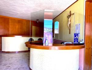 eine Bar in einem Restaurant mit Spiegel in der Unterkunft Posada Castillo in Mineral del Monte