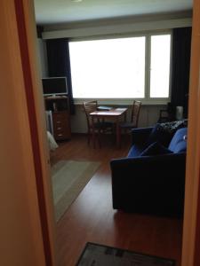 タンペレにあるStudio 1 Apartment Tampereのリビングルーム(ソファ、テーブル付)