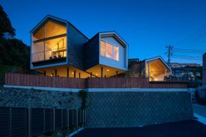 een huis met grote ramen aan de zijkant bij Terrace Villa Eon in Shirahama