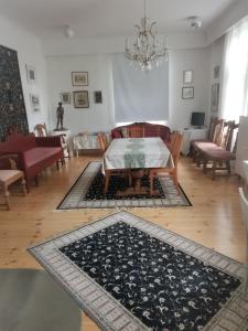 - un salon avec une table et un canapé dans l'établissement Utajärven Pappila Olden Vicarage, à Utajärvi