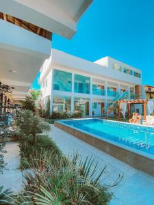 uma imagem de uma villa com piscina em Pousada Caminho do Mar em Cabo Frio