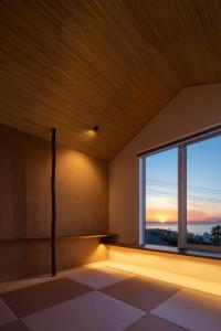 um quarto vazio com uma grande janela com vista em Terrace Villa Eon em Shirahama