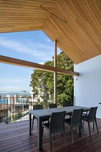 einen Tisch und Stühle auf einer Terrasse mit Aussicht in der Unterkunft Terrace Villa Eon in Shirahama