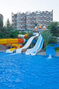 eine Wasserrutsche in einem Pool in einem Resort in der Unterkunft 07 Group Hotel in Alanya