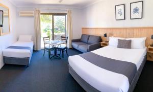 Un pat sau paturi într-o cameră la Costa Rica Motel