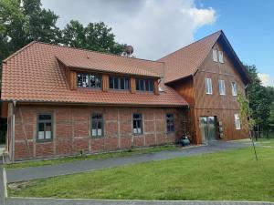 uma grande casa de tijolos com um telhado vermelho em Gemütliche Ferienwohnung Soltau em Soltau