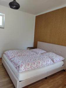 Posteľ alebo postele v izbe v ubytovaní Bara ház