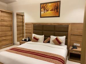 Llit o llits en una habitació de Hotel Exotic - 5 min walk from Golden Temple