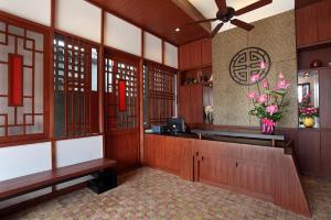 un restaurante con en KARON SINO House, en Karon Beach