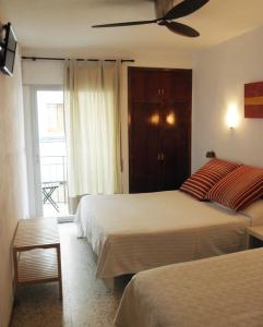 Giường trong phòng chung tại Pensió Vista Alegre