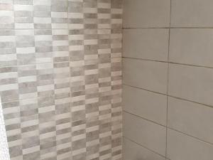 La salle de bains est pourvue d'un mur carrelé et d'une douche. dans l'établissement Appartement Villard-de-Lans, 2 pièces, 6 personnes - FR-1-515-31, à Villard-de-Lans