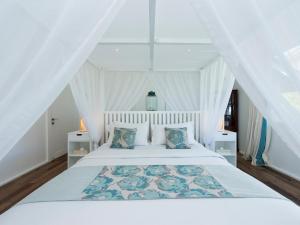 
A bed or beds in a room at The Beach Shack at Sandy Bay
