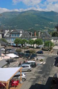 een stad met auto's geparkeerd op een parkeerplaats bij T2 Coeur d' Argelès-Gazost, tout à pied in Argelès-Gazost