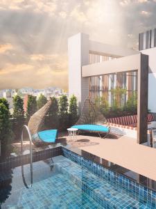 une piscine dans un bâtiment dans l'établissement Hotel Leisure 台南行旅-巷弄潮旅, à Tainan