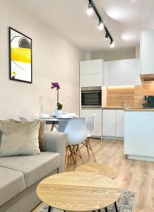 sala de estar y cocina con sofá y mesa en City Centre Bright & Cozy Apartment for 4 persons, en Stara Zagora