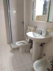 Baia Di GallipoliにあるBaia Verde, Villino indipendenteのバスルーム(トイレ、洗面台、シャワー付)