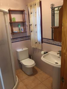 •{ HABITACIÓN DELUXE EN COIN A 30KM DE LA PLAYA ]• tesisinde bir banyo