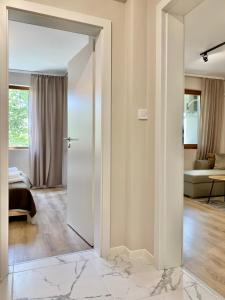 una puerta abierta en una habitación con sala de estar en City Centre Bright & Cozy Apartment for 4 persons, en Stara Zagora
