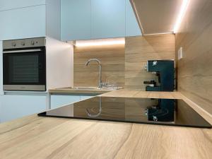 una cucina con lavandino, forno a microonde e bancone di City Centre Bright & Cozy Apartment for 4 persons a Stara Zagora