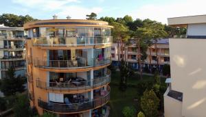 un edificio de apartamentos con gente en sus balcones en Rising Sun Panorama Apartman I, en Siófok