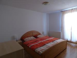 - une chambre avec un lit et 2 oreillers dans l'établissement Petergut, à Pfelders