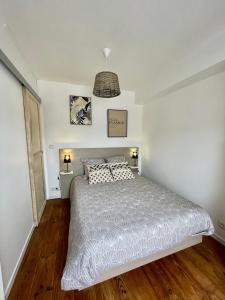 una camera da letto con un letto grande in una stanza di La Romantica**** 4/6 Pers 5kms de Nausicaa a Saint-Étienne-au-Mont