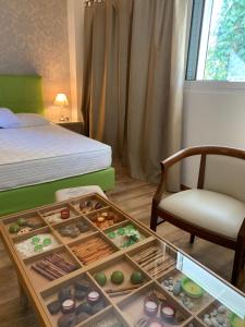 una camera con un letto e una sedia e un vassoio di ciambelle di Rivitel Marousi Apartments ad Atene