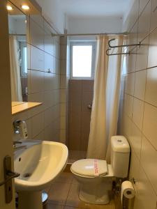 Kylpyhuone majoituspaikassa Rivitel Marousi Apartments