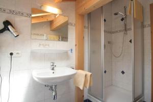 y baño con lavabo y ducha. en Fluchthäusl Ferienwohnung, en Ramsau