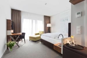 ein Hotelzimmer mit einem Bett und einem Schreibtisch in der Unterkunft Hotel 47° in Konstanz