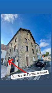 Un edificio con una freccia rossa sul lato. di La Romantica**** 4/6 Pers 5kms de Nausicaa a Saint-Étienne-au-Mont
