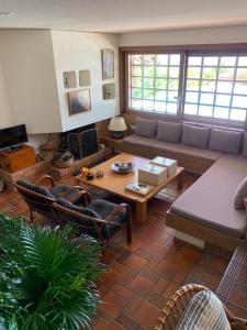 ein Wohnzimmer mit einem Sofa und einem Tisch in der Unterkunft Villa KATHERINA G in Schinias