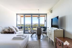 TV a/nebo společenská místnost v ubytování Edifício Algarve