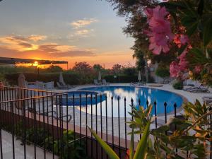 einen Pool mit Sonnenuntergang im Hintergrund in der Unterkunft High Life in Kyrenia