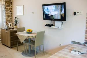 TV a/nebo společenská místnost v ubytování Apartman DIDI