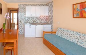プラヤ・デ・ムロにあるMirada de Alcudiaのリビングルーム(ソファ、テーブル付)、キッチンが備わります。
