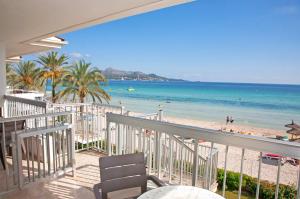 プラヤ・デ・ムロにあるMirada de Alcudiaのリゾートのバルコニーからビーチの景色を望めます。