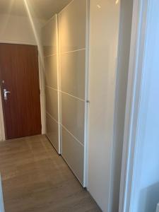 een inloopkast in een kamer met een deur bij Les galets in Middelkerke +2 foto's