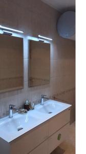 沃拉斯的住宿－Casa Real，浴室设有白色水槽和镜子
