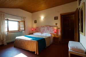 Un dormitorio con una cama grande y una ventana en Casa Lampo, en Abetone