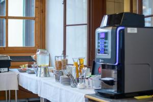 un tavolo con una tovaglia bianca e una TV sopra di Gasthof Elisabeth a Bad Aussee