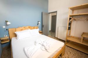 1 dormitorio con 1 cama y 1 litera en Aquarella-Fairytale Apartment with Sunset View, en Poros