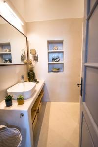 y baño con lavabo y espejo. en Aquarella-Fairytale Apartment with Sunset View, en Poros