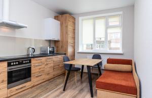 a kitchen with a table and a dining room at НОВАЯ УЮТНАЯ ОДНОКОМНАТНАЯ КВАРТИРА В новострое in Khmelʼnytsʼkyy
