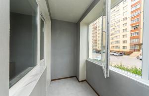an empty room with a large window in a building at НОВАЯ УЮТНАЯ ОДНОКОМНАТНАЯ КВАРТИРА В новострое in Khmelʼnytsʼkyy