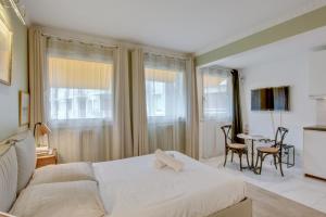 Un dormitorio con una cama y una mesa y sillas. en Charming studio near Tour Eiffel Invalides Beaugrenelle, en París 7 fotos más