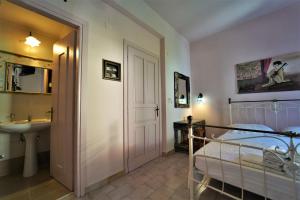 een slaapkamer met een bed, een wastafel en een badkamer bij Antigoni Apartments in Parga