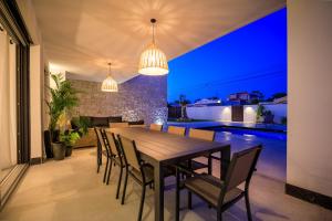 a dining room with a table and chairs at VILLA MI LUNA in Torrevieja