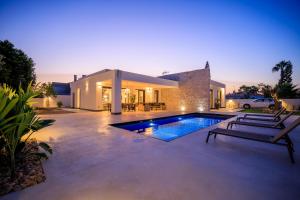 a backyard with a swimming pool and a house at VILLA MI LUNA in Torrevieja