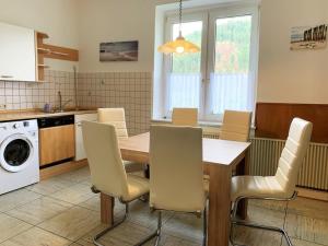 Kuchyň nebo kuchyňský kout v ubytování 3 Zimmerwohnung mit Garten